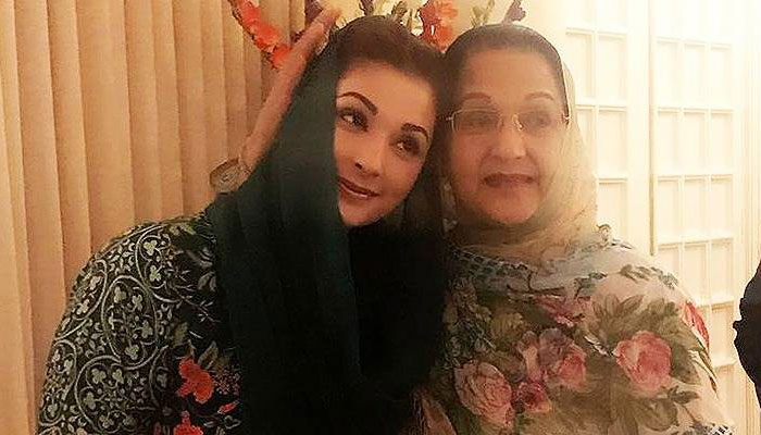 ماں کا عالمی دن، مریم نواز نے والدہ کیساتھ بچپن کی تصویر شیئر کردی 