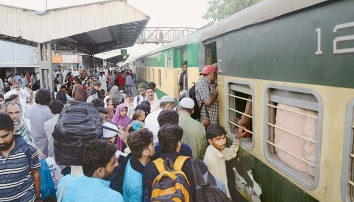 عید اسپیشل ٹرینوں اور اسٹیشنزپر کورونا ایس او پیز کی دھجیاں اڑادی گئیں 