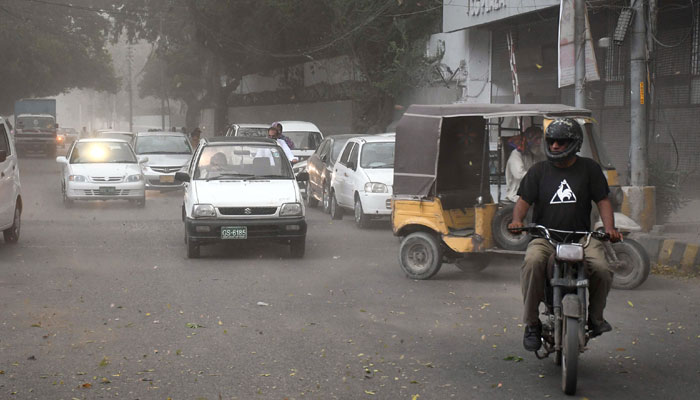 محکمہ موسمیات کے اندازے  غلط، کراچی میں گرد آلود طوفان، ہلکی بارش، 3 افراد ہلاک، بجلی غائب