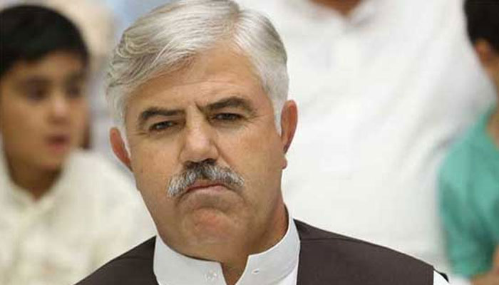 وزیر اعلیٰ محمودخان کا بھیس بدل کر ڈپٹی کمشنر آفس پر چھاپہ، لائسنس برانچ کا انچارج اور عملہ معطل