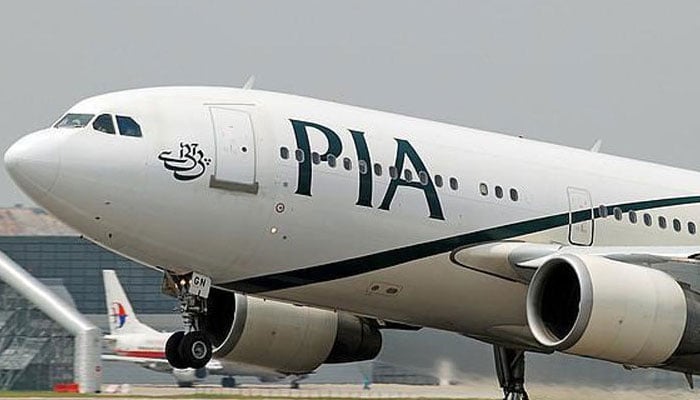 پی آئی اے کا فضائی میزبانوں کے وزن اور قد کے جائزے کا فیصلہ