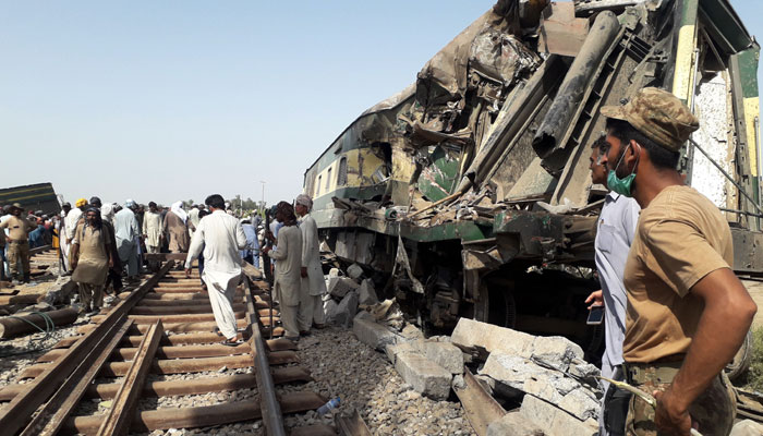 ڈہرکی ٹرین حادثہ،شہدا 65 ، تدفین پر رقت آمیز مناظر، کراچی سے 15  ٹرینوں کی روانگی منسوخ