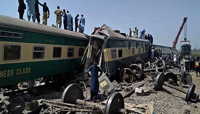 ڈھرکی مسافر ٹرین حادثہ، سکھر اور لاہور کے گریڈ 11 سے 18 تک کے 6 افسران معطل  