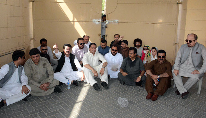 سندھ اسمبلی، تحریک انصاف ارکان کی ہلڑ بازی، پابندی والے بھی ڈھول باجے لیکر زبردستی گھس آئے، متحدہ، GDA لاتعلق - Vimarsana News