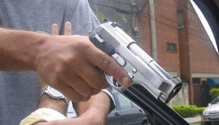 گرین ٹاؤن، 2 مسلح ڈاکو شہری سے ساڑھے 4 لاکھ  روپے لوٹ کر فرار