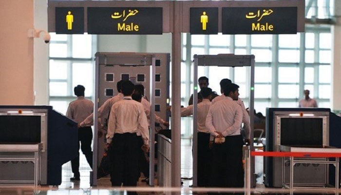 اسلام آباد ایئرپورٹ پر چینی شہریوں کیلئے اسپیشل امیگریشن کاؤنٹر، شیخ رشید نے افتتاح کیا