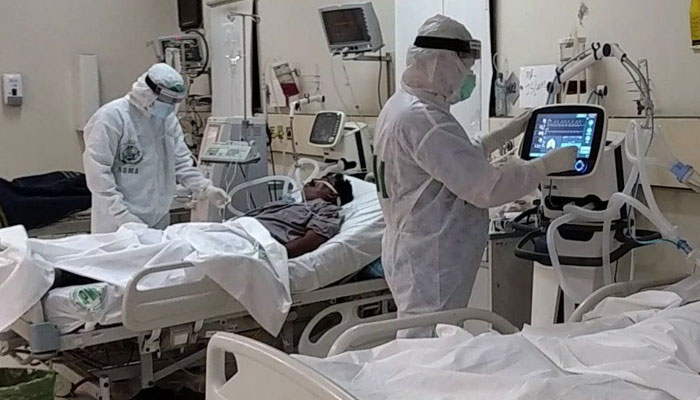 کراچی کے 4 بڑے اسپتال کورونا مریضوں سے بھر گئے، شرح 24.82، مجموعی اموات 45 ریکارڈ