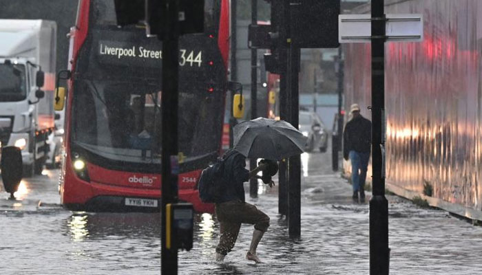 لندن میں طوفانی بارشوں کے بعد سیلاب، نظام زندگی مفلوج