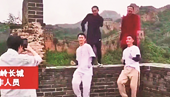 اداکار ین شیاؤتیان کو دیوارِ چین پر رقص کرنے پر تنقید کا سامنا 