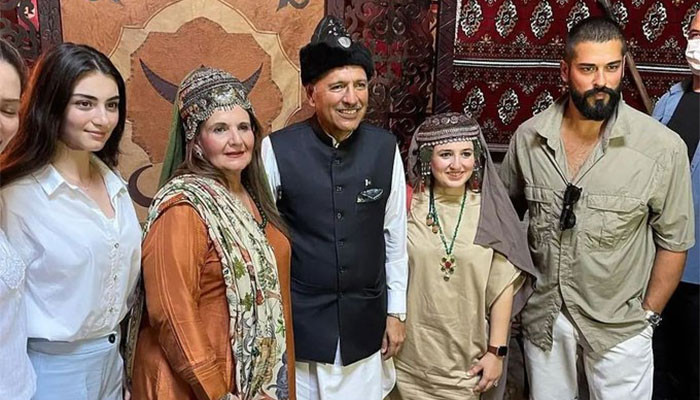 صدر عارف علوی اور انکی اہلیہ تاریخی ترک ڈرامہ سیریل کورولش عثمان کے سیٹ پر پہنچ گئے - Vimarsana News