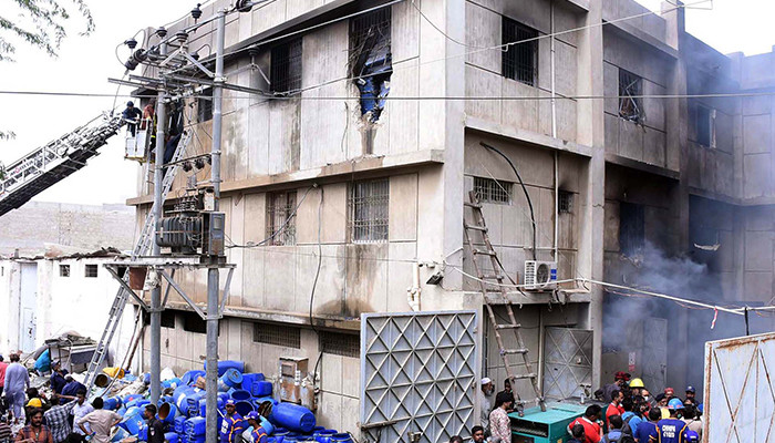 کراچی،رہائشی علاقے میں غیرقانونی کیمیکل فیکٹری، آگ سے 2 بھائیوں سمیت 16 زندہ جل گئے - Vimarsana News