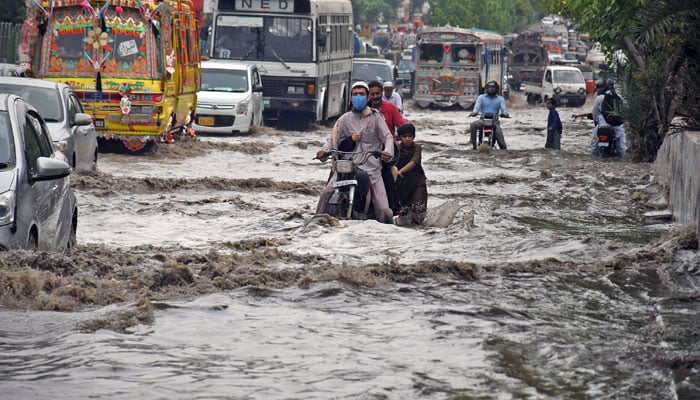 بارش سے کراچی کی زندگی مفلوج، نکاسی آب کے ناقص انتظامات، اہم شاہراہوں پر بدترین ٹریفک جام