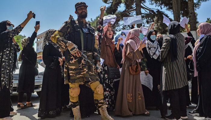 کابل، پاکستانی سفارتخانے کے باہر مظاہرہ، طالبان نے منتشر کردیا