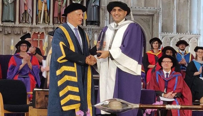یونیورسٹی آف ہرٹفورڈ  شائر کی پاکستانی ماہر تعلیم کی اعلیٰ کارکردگی پر ڈاکٹریٹ کی اعزازی ڈگری