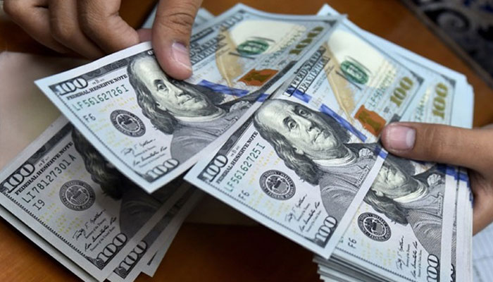 ڈالر کی اونچی اڑان نے پاکستانی شہریوں کو مزید مقروض کردیا