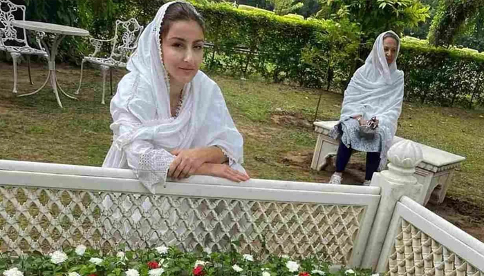 سوہا علی خان کی والدہ کے ہمراہ والد کی قبر پر حاضری