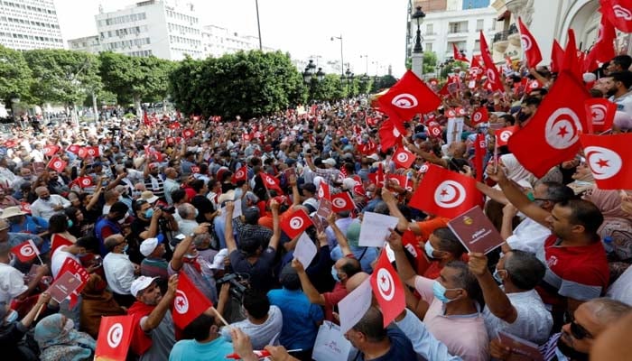 تیونس، حکومت برطرف کرنے پر صدر کیخلاف ہزاروں عوام سراپا احتجاج