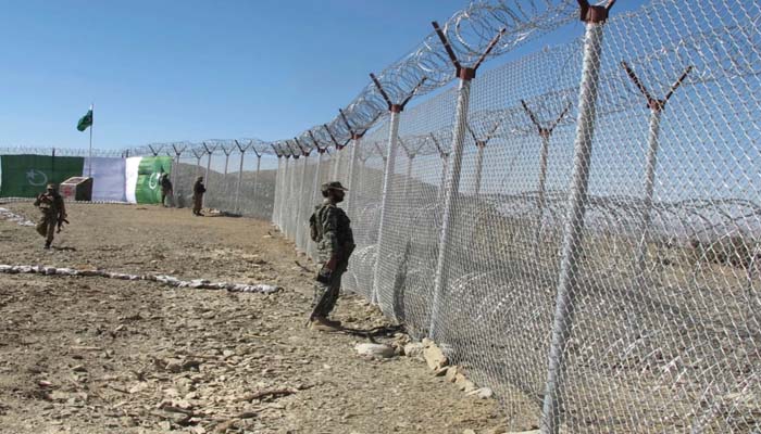 پاک افغان سرحد پر باڑ کی تنصیب میں متاثرہ خاندانوں کو رقم تقسیم، متنازع دیہات کا معاملہ افغانستان کیساتھ حل نہ ہوسکا