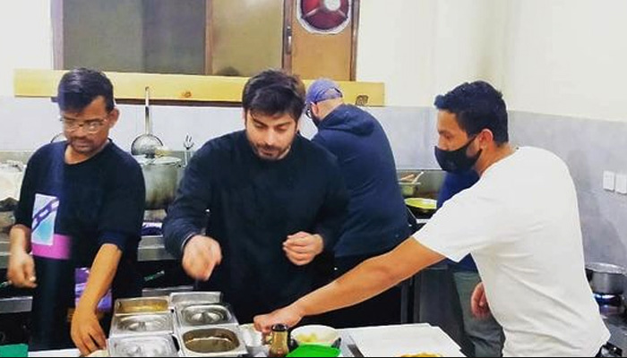 فواد خان کی ہنزہ میں کھانا بناتے ہوئے تصویر سوشل میڈیا پر وائرل