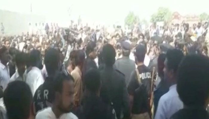 حیدرآباد، مختیار کار کے گھر سے نوجوان مالی کی گولی لگی لاش کی برآمدگی پر ہنگامہ آرائی