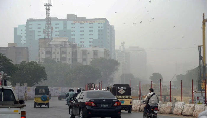 کراچی میں صبح کے وقت کہر، حد نگاہ 4؍ کلو میٹر ریکارڈ، درجہ حرارت 17سینٹی گریڈ