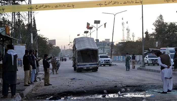 کوئٹہ:پولیس ٹرک کے قریب دھماکا، ایک اہلکار شہید 17 زخمی