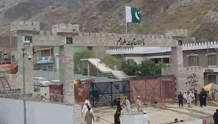 پاکستان نے عام شہریوں کیلئے طورخم بارڈر کھول دیا، افغان شہری خوش