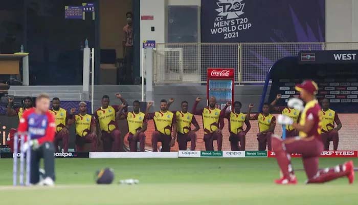 کرکٹرز کا میچ سے قبل گھٹنے کے بل بیٹھ کر احتجاج