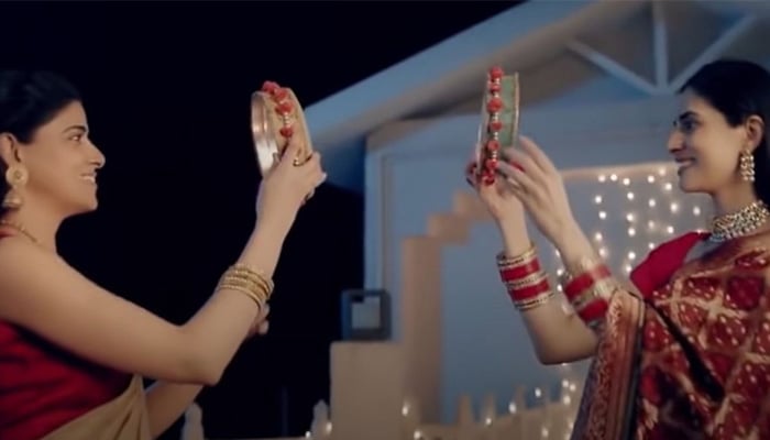اشتہار میں ہم جنس پرست خواتین دکھانے پر کمپنی کا معافی نامہ جاری