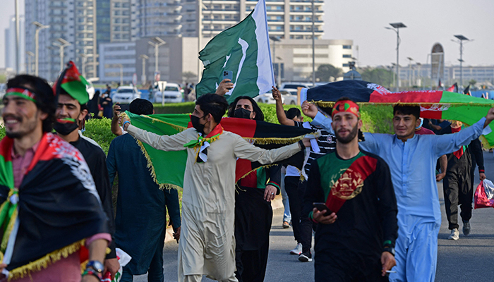 دبئی اسٹیڈیم میں دل دل پاکستان کے نعرے،پرچموں کی بہار