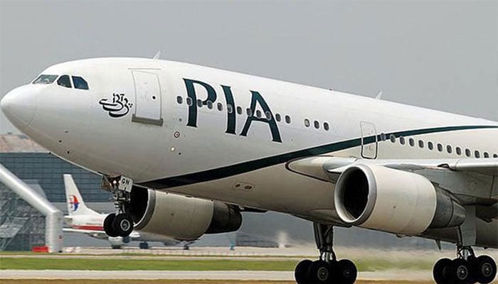 پی آئی اے پرواز حادثے سے بچ گئی، پائلٹ کو غفلت پر نوٹس