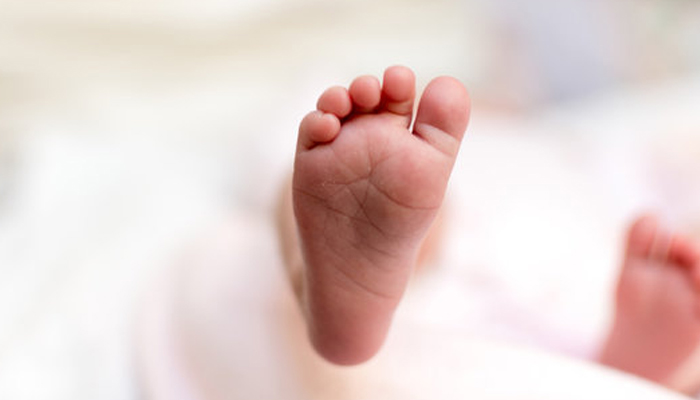 سرگودھا، حاملہ خاتون سرکاری اسپتال میں 7 گھنٹے خوار، بچے کی فٹ پاتھ پر پیدائش
