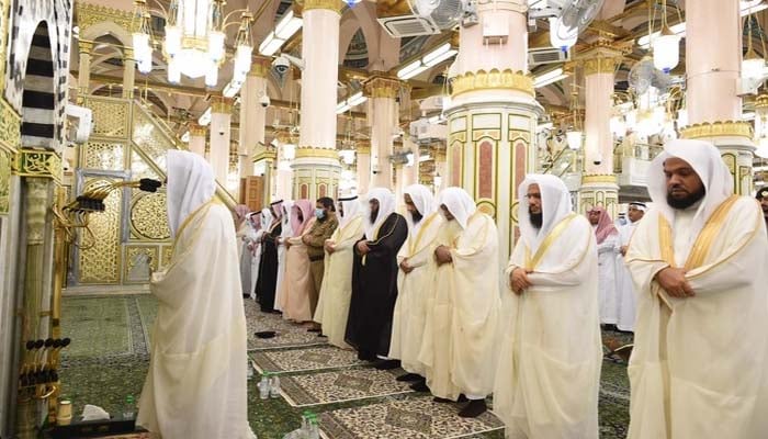سعودی عرب، لاکھوں زائرین نے مسجد الحرام اور مسجد نبوی میں نماز جمعہ ادا کی