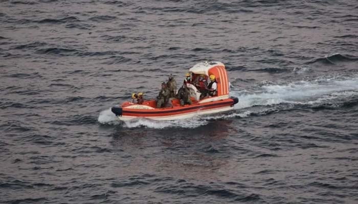 امریکی بحریہ نے خلیج عمان میں 8روز سے پھنسے ایرانی ماہی گیروں کو بچالیا
