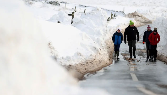 موسم سرما کا آغاز، برطانیہ میں برفباری ،امدادی سرگرمیوں میں مشکلات، ٹریفک کانظام مفلوج