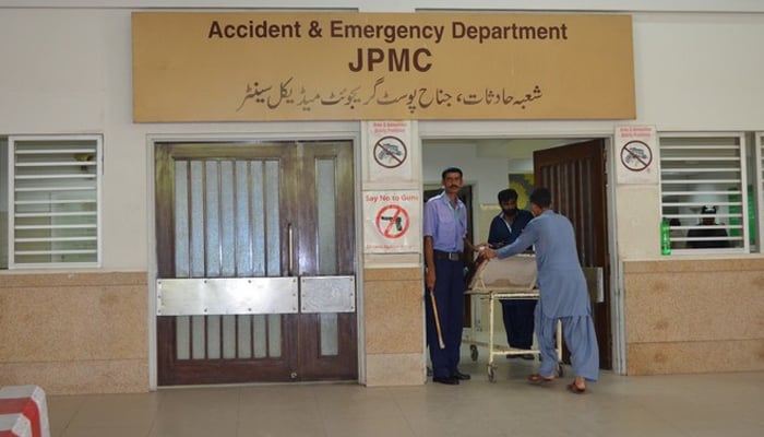 جناح اسپتال ، شعبہ حادثات سمیت کسی شعبے میں خون کے نمونے لینے کیلئے بوتلیں موجود نہیں