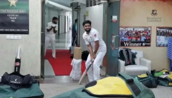 پاکستانی کرکٹرز نے ڈریسنگ روم کو میدان بنالیا، بابر کی بیٹنگ