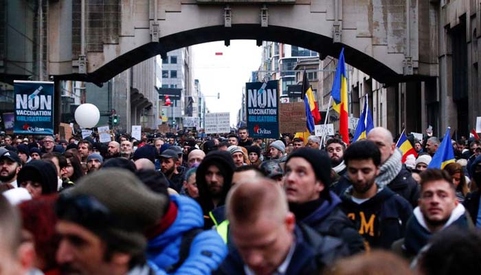 کورونا پابندیوں کیخلاف یورپی یونین ہیڈکوارٹرز پر ہزاروں مظاہرین کا دھاوا