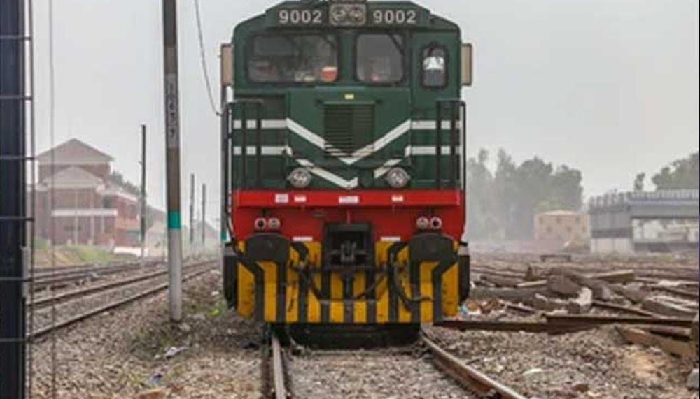 لاہور، ڈرائیور ٹرین کھڑی کرکے دہی لینے چلا گیا