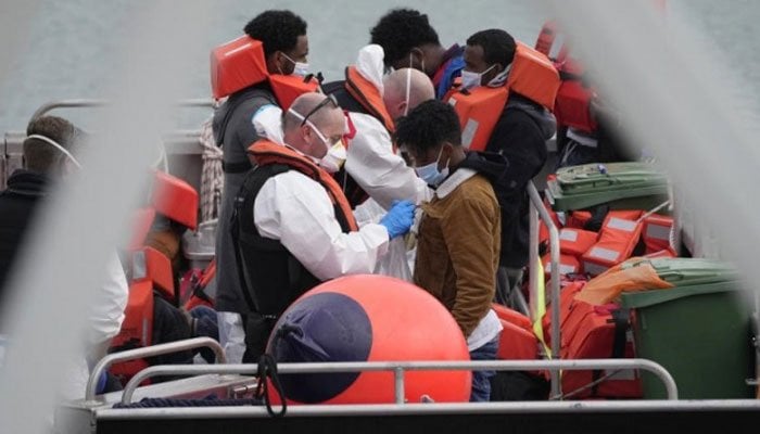 برطانیہ میں غیرقانونی تارکین وطن کا انگلش چینل کے ذریعے آنے کا سلسلہ رک نہیں سکا، تین اسمگلرز کو سزا