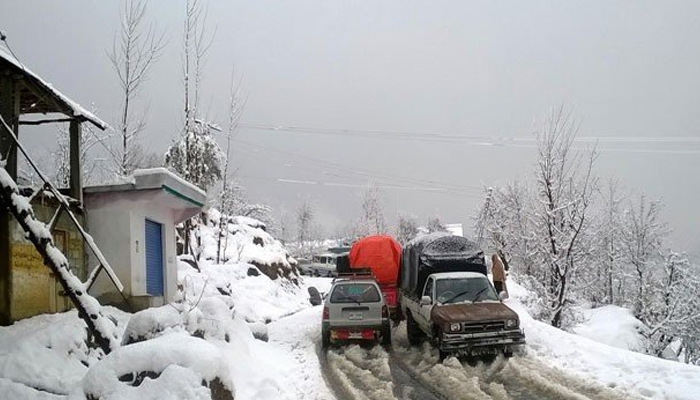 مری، پھنسے سیاحوں کو محفوظ مقامات تک پہنچانے کیلئے فری شٹل سروس شروع