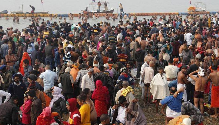 بھارت، کورونا کے باوجود ہزاروں افراد کا دریائے گنگا پر مذہبی اجتماع