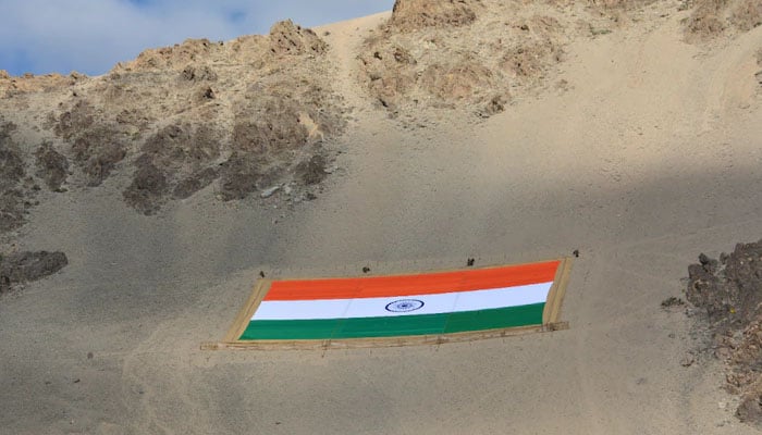 آرمی ڈے کے موقع پر پاک بھارت سرحد پر  دنیا کا سب سے بڑا انڈین پرچم آویزاں
