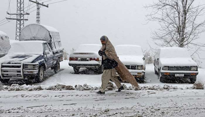ملک بھر میں سردی کی شدت برقرار، مری، خیبرپختونخوا میں برفباری کا امکان
