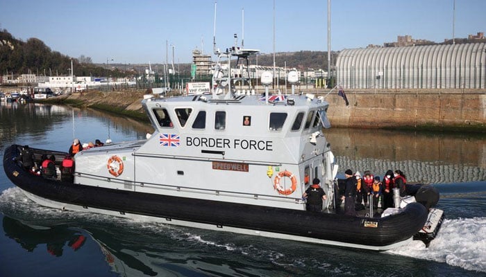 برطانیہ پہنچنے والے مزید 30 غیرقانونی تارکین وطن محفوظ مقام پر منتقل، بحران رواں سال بھی برقرار