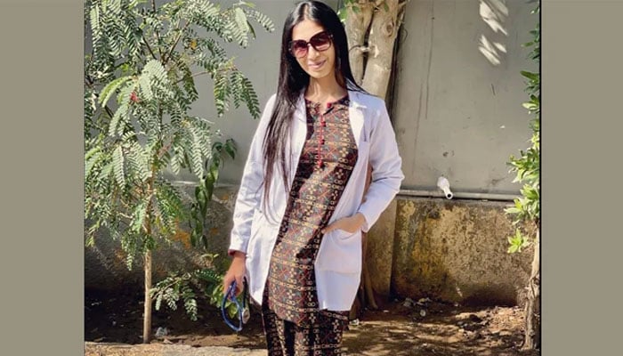 پہلی خواجہ سرا ڈاکٹر، کسی اچھے سرکاری اسپتال سے ہاؤس جاب کرنا چاہتی ہوں، سارہ گل