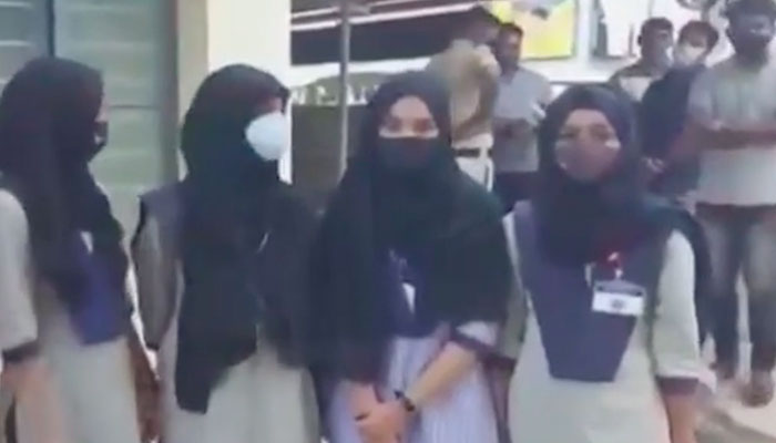 بھارت میں مسلم طالبات حجاب اختیار کرنے پر کلاس سے باہر