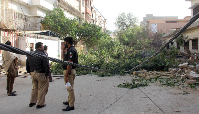 کراچی میں طوفانی ہوا سے 5 زندگیوں کے چراغ گل، الیکٹرک پول اور دیواریں گر گئیں