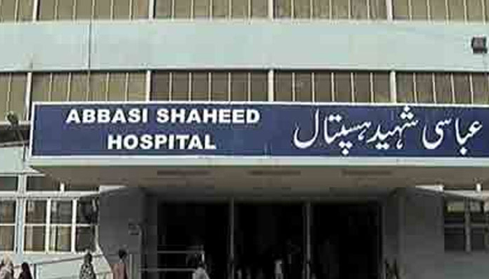 عباسی اسپتال کے باہر فرش پر بے ہوش خاتون کی ویڈیو وائرل