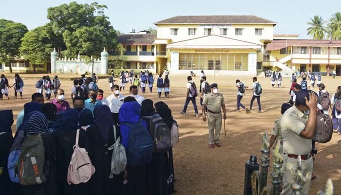 انڈیا کی ریاست کرناٹک کے اسکولوں میں حجاب پر پابندی کے خلاف مظاہرے
